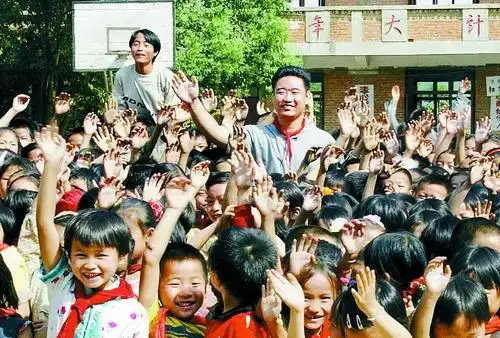丛飞-100位新中国成立以来感动中国人物_歌手丛飞 感动中国人物 11年慈善捐助