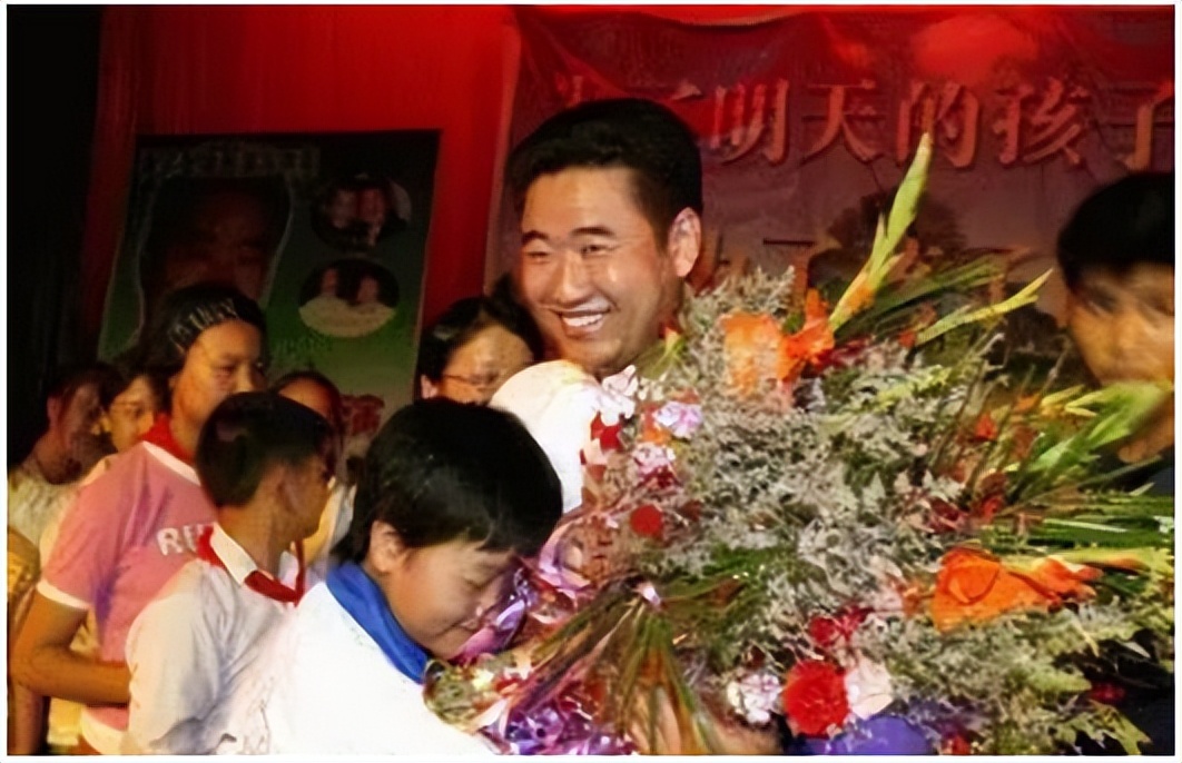 丛飞 捐赠贫困儿童 义演助学基金会_丛飞-100位新中国成立以来感动中国人物