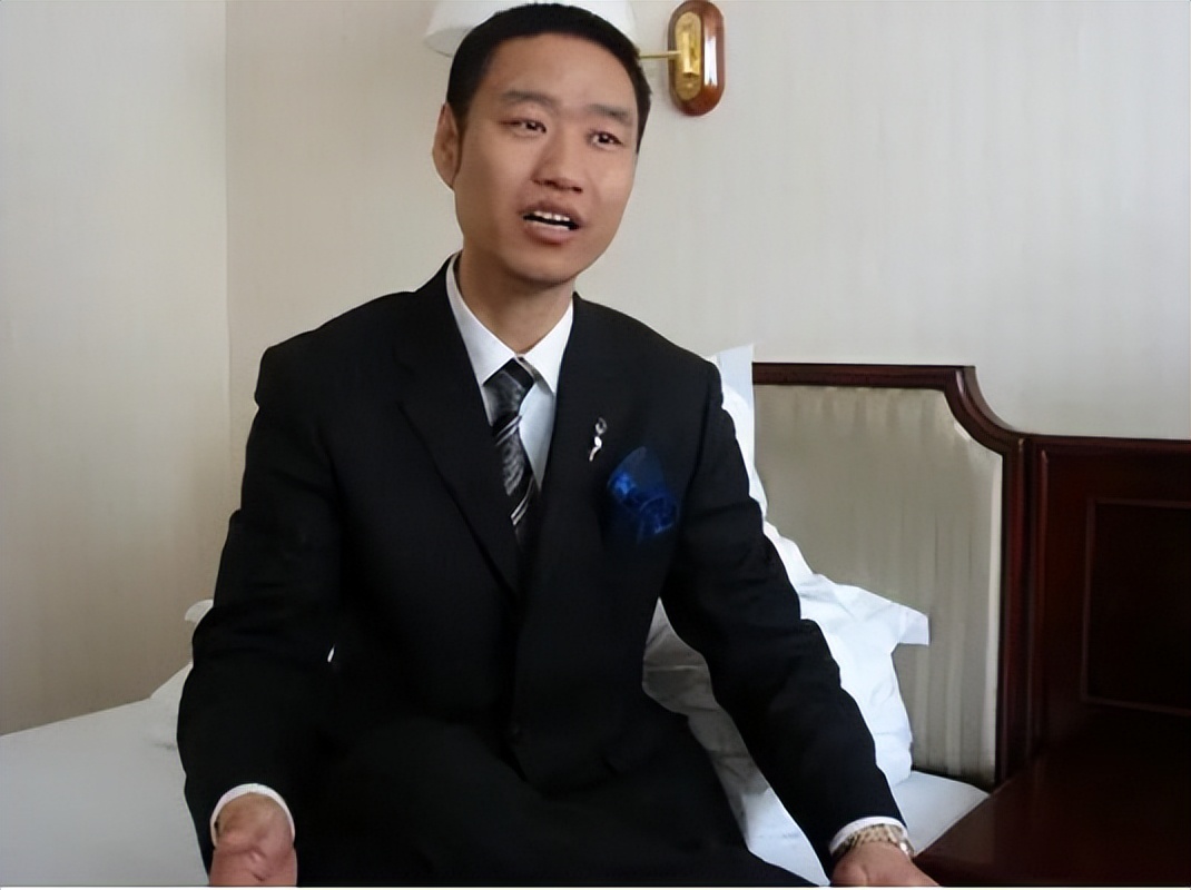 丛飞-100位新中国成立以来感动中国人物_丛飞 捐赠贫困儿童 义演助学基金会