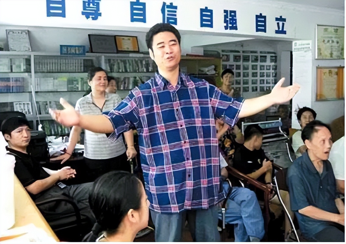 丛飞 捐赠贫困儿童 义演助学基金会_丛飞-100位新中国成立以来感动中国人物