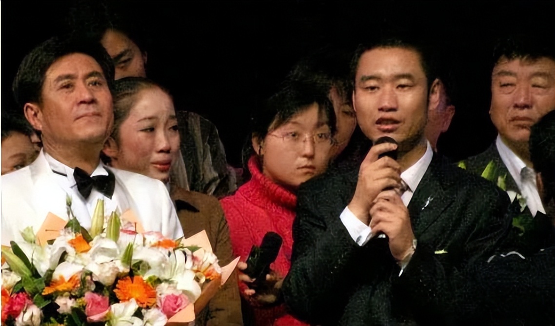 丛飞 捐赠贫困儿童 义演助学基金会_丛飞-100位新中国成立以来感动中国人物