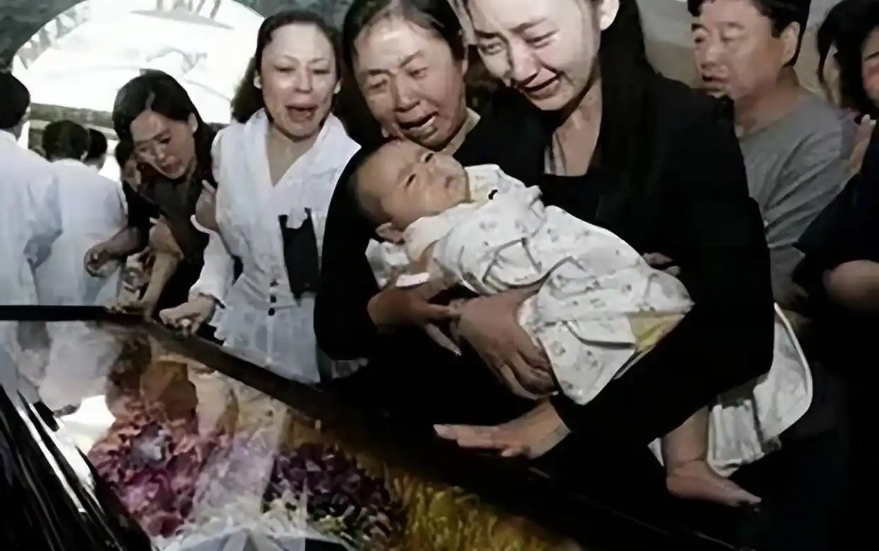 丛飞-100位新中国成立以来感动中国人物_邢丹 夫妻 慈善事业_丛飞 感动中国 爱心人士