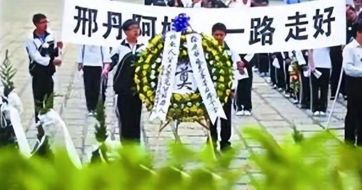 丛飞 感动中国 爱心人士_丛飞-100位新中国成立以来感动中国人物_邢丹 夫妻 慈善事业